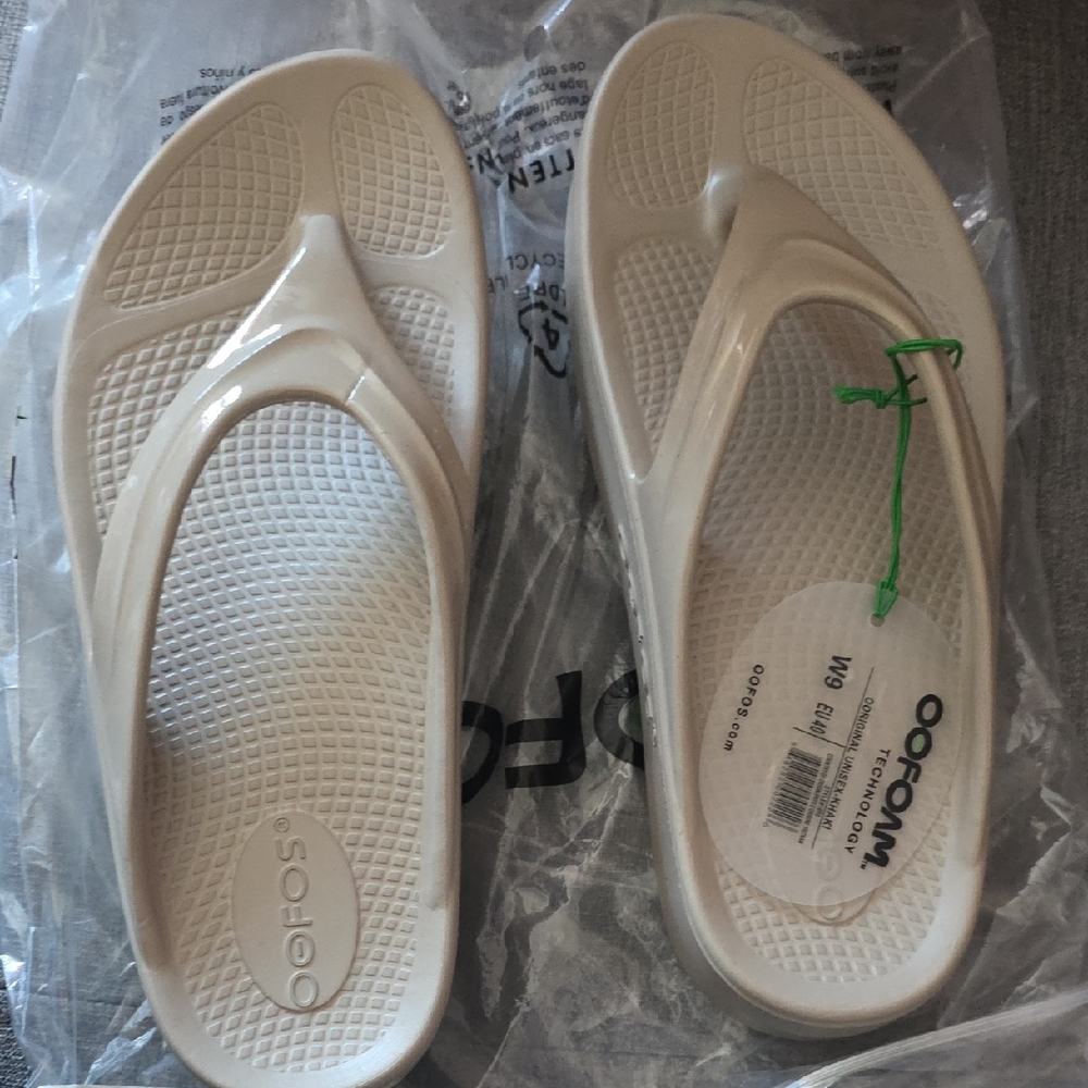 OOFOS Women's Beige Sandals